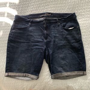 Plus size universal thread Bermuda shorts